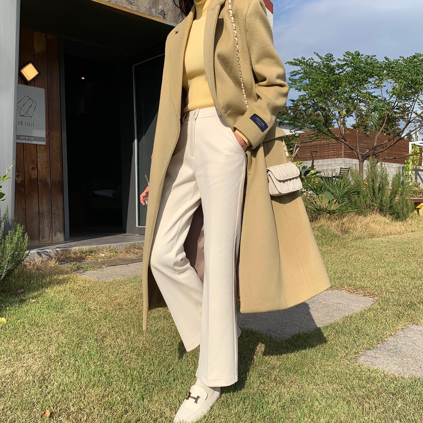 5 mẫu áo khoác dáng dài giúp bạn trông trẻ trung hơn tuổi-3