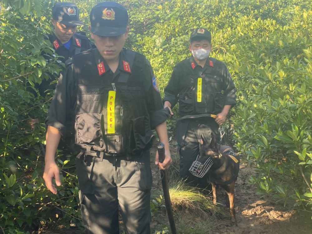 2 phạm nhân khai nhớ nhà nên rủ nhau vượt ngục, do quá đói đi kiếm thức ăn thì bị bắt-3