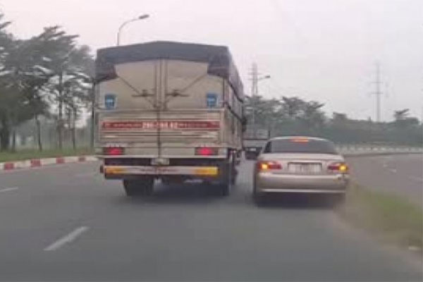 Chồng bất cẩn, lái xe bỏ quên vợ con trên đường-1