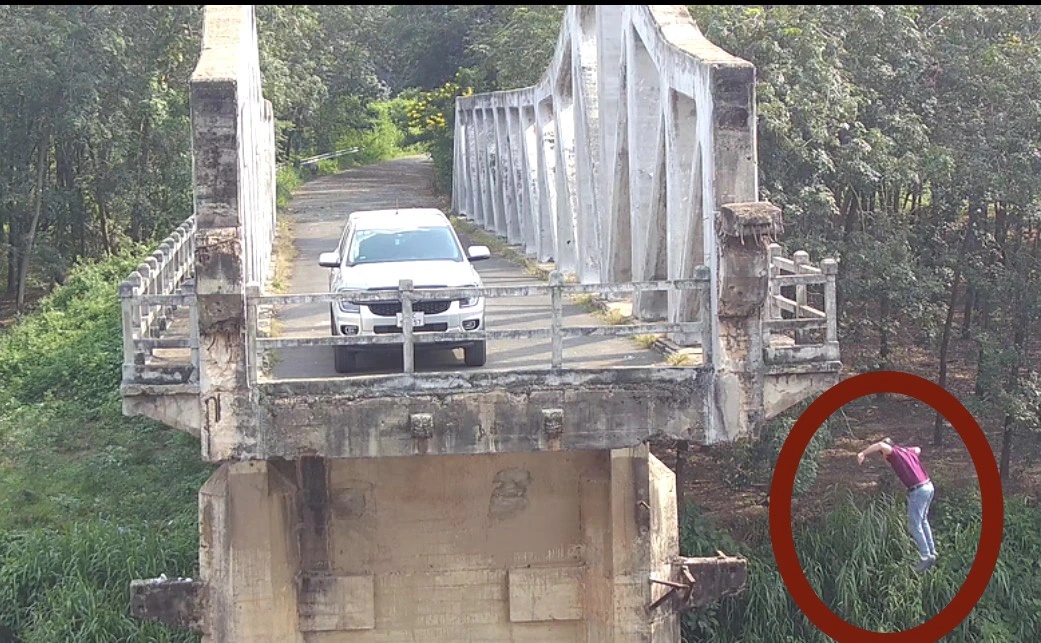 CLIP: Bỏ lại ô tô, người đàn ông nhảy cầu gãy sông Bé-1