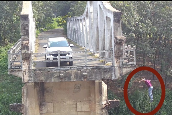 Nam sinh 16 tuổi để lại xe máy điện, nhảy xuống sông Lam-2