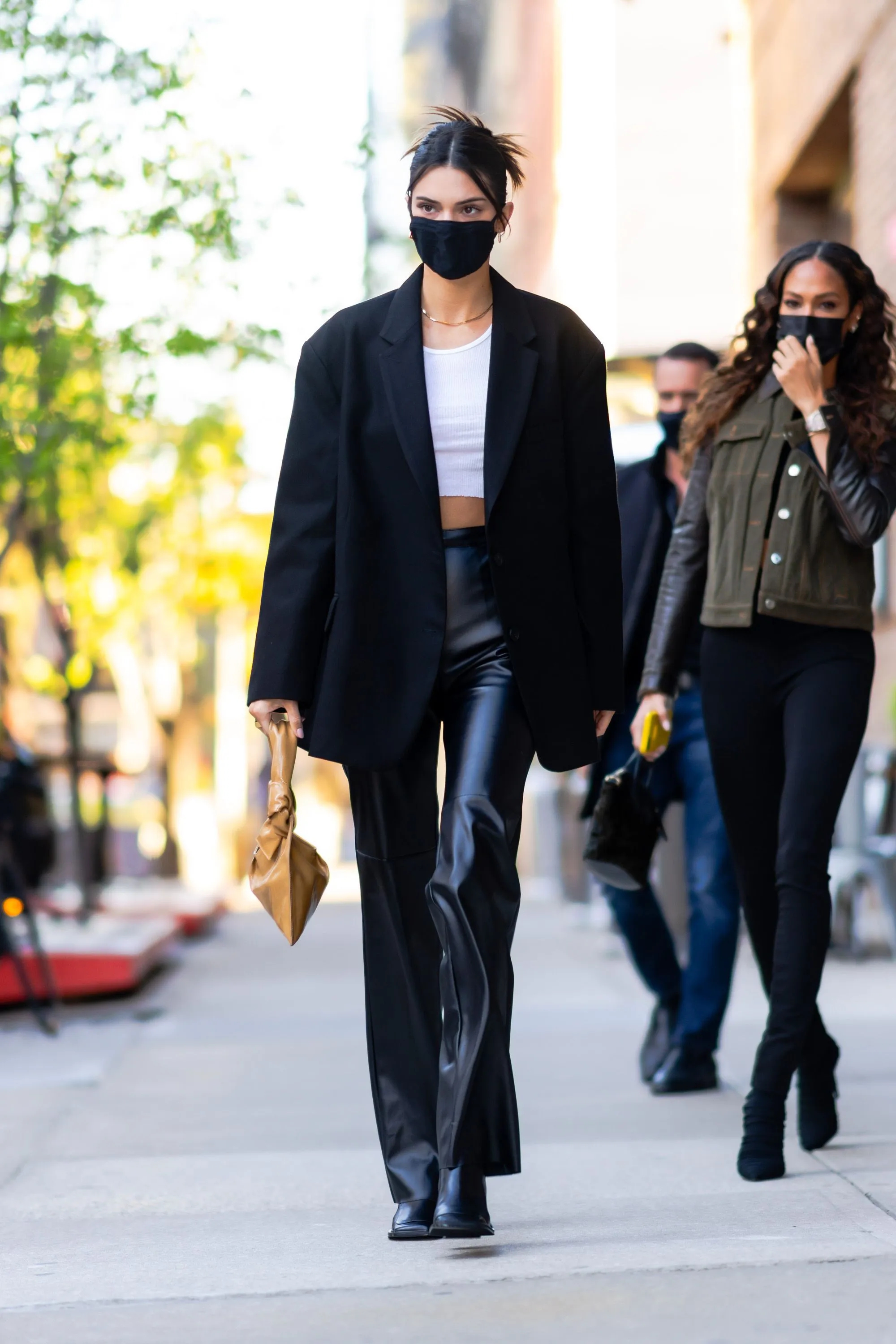 Diện áo blazer sang trọng như Kendall Jenner với 10 cách phối đồ không quá cầu kỳ-5