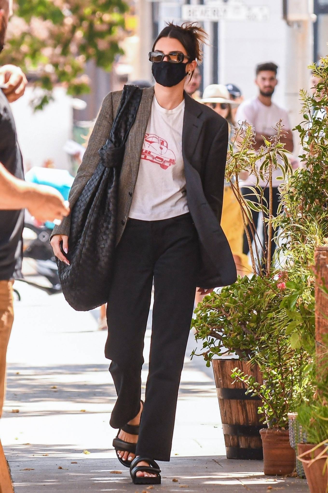 Diện áo blazer sang trọng như Kendall Jenner với 10 cách phối đồ không quá cầu kỳ-7