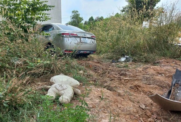 Ô tô hất văng hai xe máy lên vỉa hè, 3 người bị thương-2