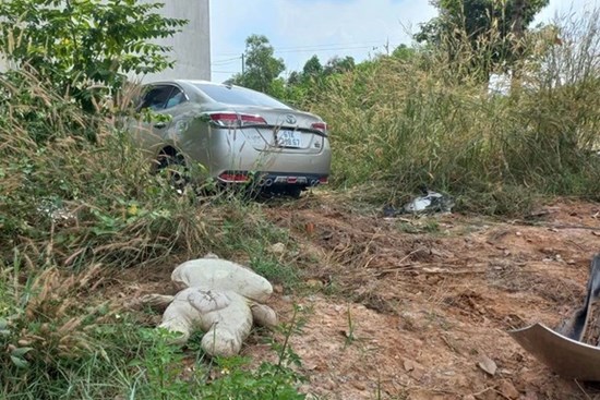 Ô tô hất văng hai xe máy lên vỉa hè, 3 người bị thương