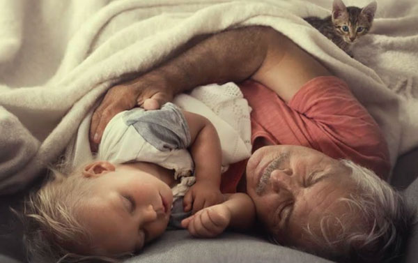 Trẻ ngủ cùng mẹ liệu có thông minh hơn?-1