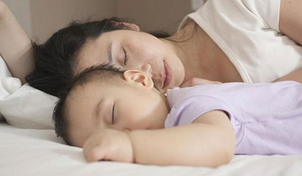 Trẻ ngủ cùng mẹ liệu có thông minh hơn?-2