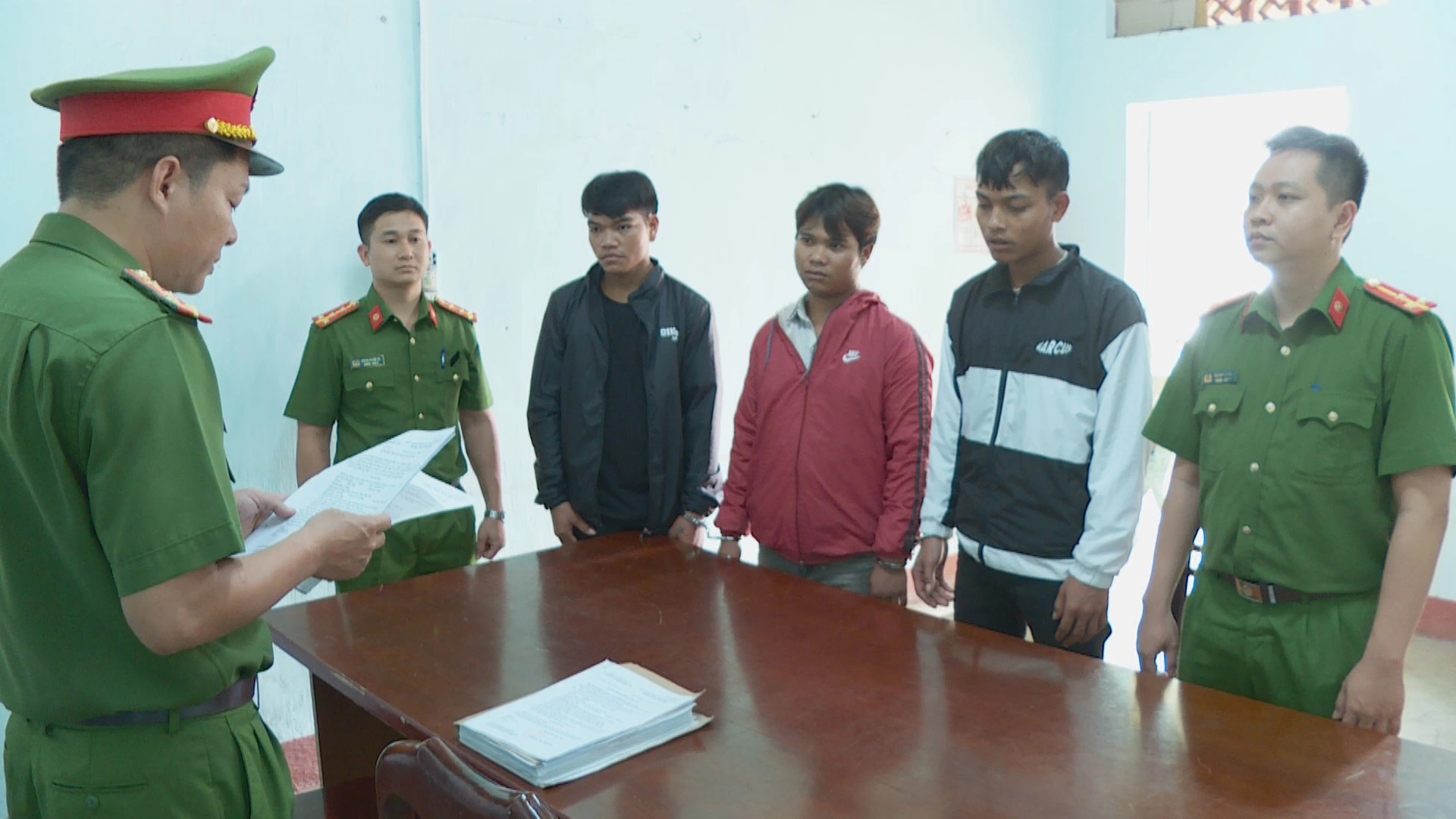 Tông vào xe buýt, 2 cha con đi xe máy tử vong-2