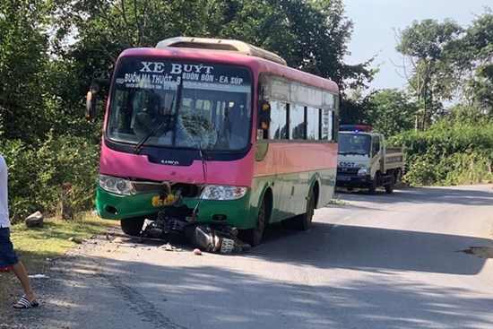 Tông vào xe buýt, 2 cha con đi xe máy tử vong