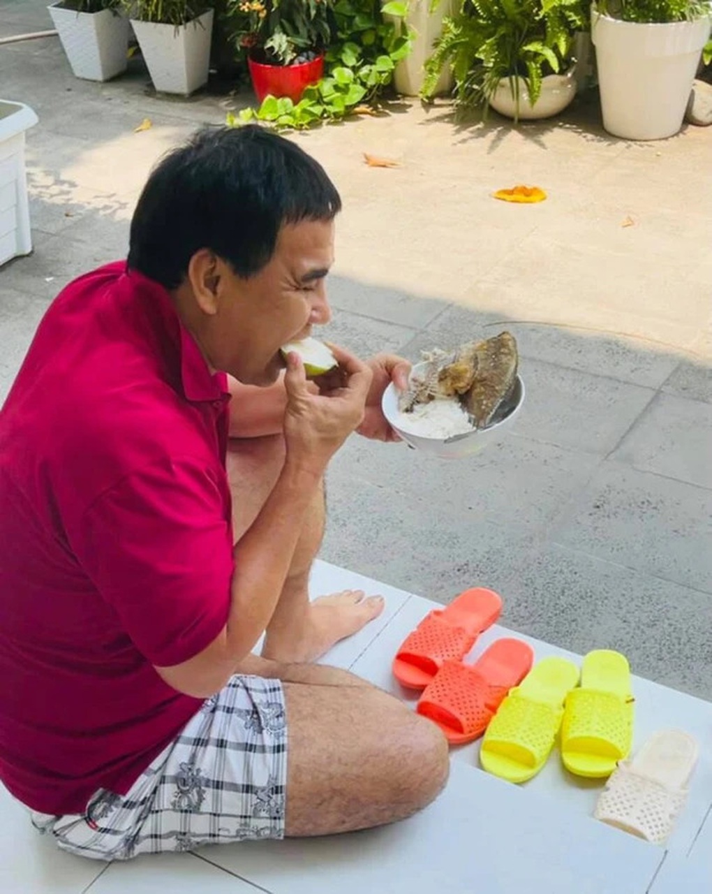 Quyền Linh sống mộc mạc, chăm cây, trồng hoa trong biệt thự 21 tỷ đồng-13