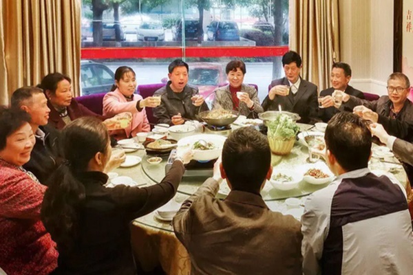 Buổi họp lớp khiến tôi đau lòng vì 5 ĐIỀU: Chẳng có chuyện cười nói vô tư, nhìn vào mắt nhau đã thấy mệt mỏi-3