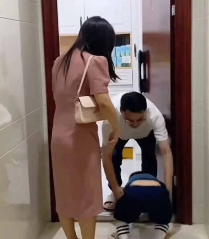 Mẹ bảo con trai quỳ khấu đầu cảm ơn ân nhân đã cứu mình suýt chết đuối, người đàn ông làm hành động khiến dân mạng khen hết lời-3