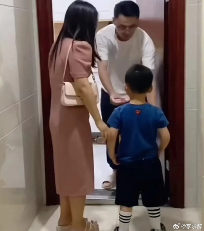 Mẹ bảo con trai quỳ khấu đầu cảm ơn ân nhân đã cứu mình suýt chết đuối, người đàn ông làm hành động khiến dân mạng khen hết lời-4