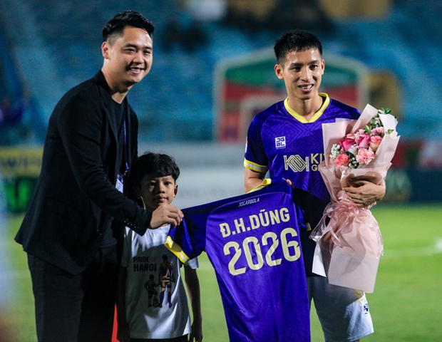 Vợ Hùng Dũng lộ nhan sắc xinh đẹp, bế con đến sân trong ngày Hùng Dũng gia hạn hợp đồng với CLB Hà Nội-1