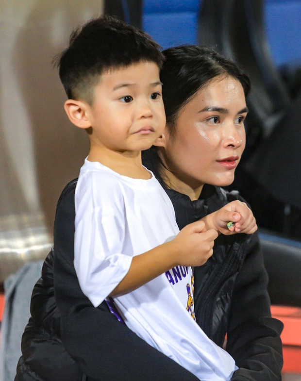 Vợ Hùng Dũng lộ nhan sắc xinh đẹp, bế con đến sân trong ngày Hùng Dũng gia hạn hợp đồng với CLB Hà Nội-2