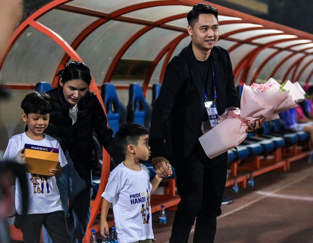 Vợ Hùng Dũng lộ nhan sắc xinh đẹp, bế con đến sân trong ngày Hùng Dũng gia hạn hợp đồng với CLB Hà Nội-3