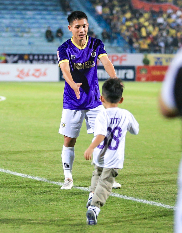 Vợ Hùng Dũng lộ nhan sắc xinh đẹp, bế con đến sân trong ngày Hùng Dũng gia hạn hợp đồng với CLB Hà Nội-4