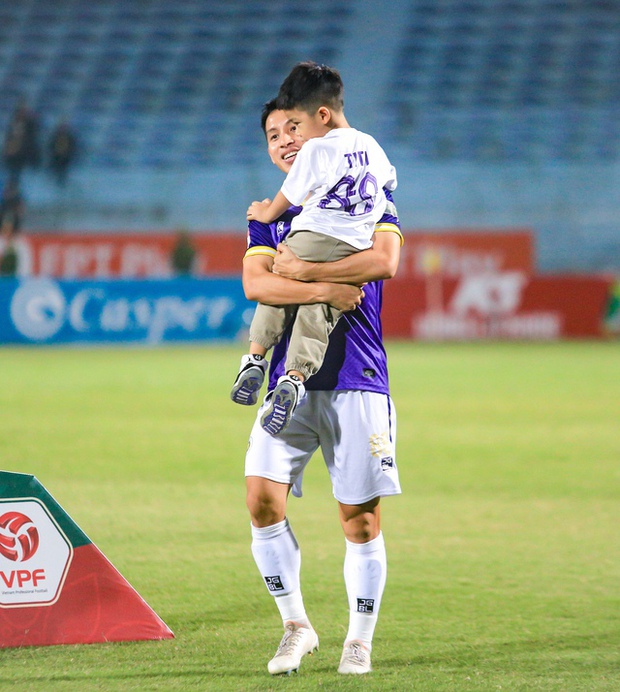 Vợ Hùng Dũng lộ nhan sắc xinh đẹp, bế con đến sân trong ngày Hùng Dũng gia hạn hợp đồng với CLB Hà Nội-10