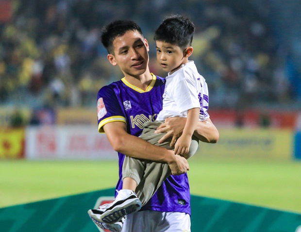 Vợ Hùng Dũng lộ nhan sắc xinh đẹp, bế con đến sân trong ngày Hùng Dũng gia hạn hợp đồng với CLB Hà Nội-11