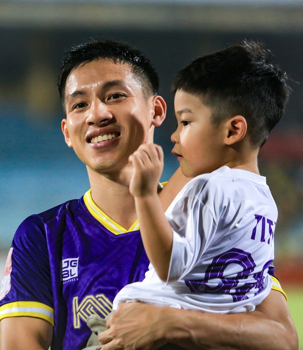 Vợ Hùng Dũng lộ nhan sắc xinh đẹp, bế con đến sân trong ngày Hùng Dũng gia hạn hợp đồng với CLB Hà Nội-12