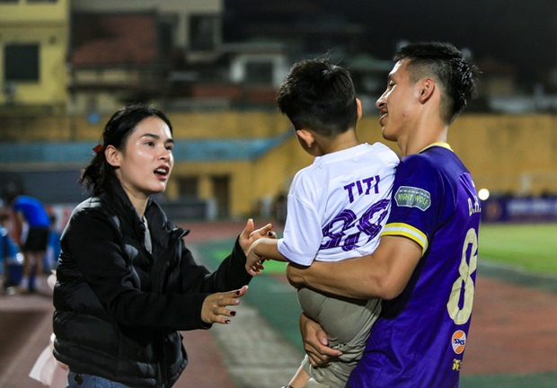 Vợ Hùng Dũng lộ nhan sắc xinh đẹp, bế con đến sân trong ngày Hùng Dũng gia hạn hợp đồng với CLB Hà Nội-13