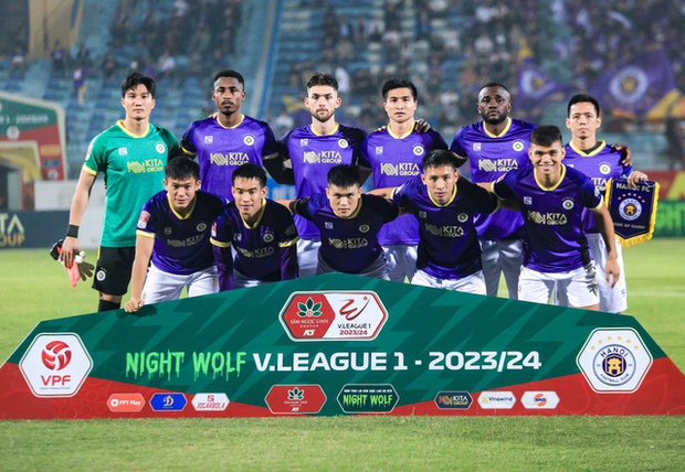 Vợ Hùng Dũng lộ nhan sắc xinh đẹp, bế con đến sân trong ngày Hùng Dũng gia hạn hợp đồng với CLB Hà Nội-14