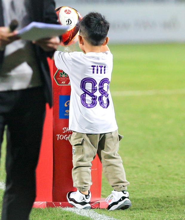 Vợ Hùng Dũng lộ nhan sắc xinh đẹp, bế con đến sân trong ngày Hùng Dũng gia hạn hợp đồng với CLB Hà Nội-5