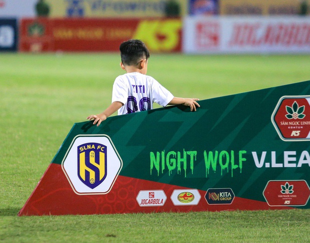 Vợ Hùng Dũng lộ nhan sắc xinh đẹp, bế con đến sân trong ngày Hùng Dũng gia hạn hợp đồng với CLB Hà Nội-6