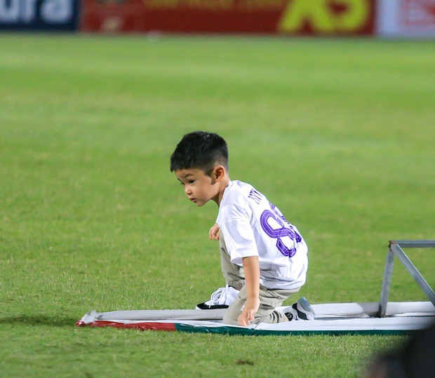 Vợ Hùng Dũng lộ nhan sắc xinh đẹp, bế con đến sân trong ngày Hùng Dũng gia hạn hợp đồng với CLB Hà Nội-7