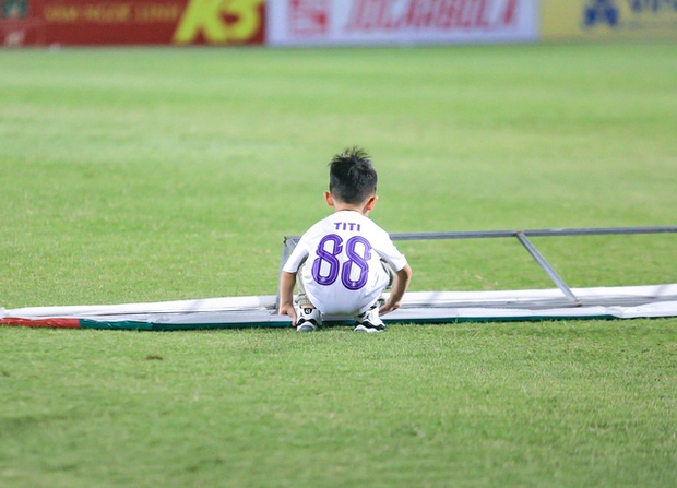 Vợ Hùng Dũng lộ nhan sắc xinh đẹp, bế con đến sân trong ngày Hùng Dũng gia hạn hợp đồng với CLB Hà Nội-8