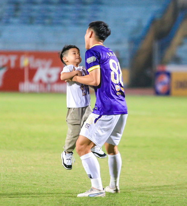 Vợ Hùng Dũng lộ nhan sắc xinh đẹp, bế con đến sân trong ngày Hùng Dũng gia hạn hợp đồng với CLB Hà Nội-9