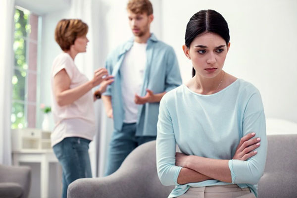 Con dâu phẫn uất đòi ly hôn vì mẹ chồng quá bám con trai, ngày gọi video vài tiếng-1