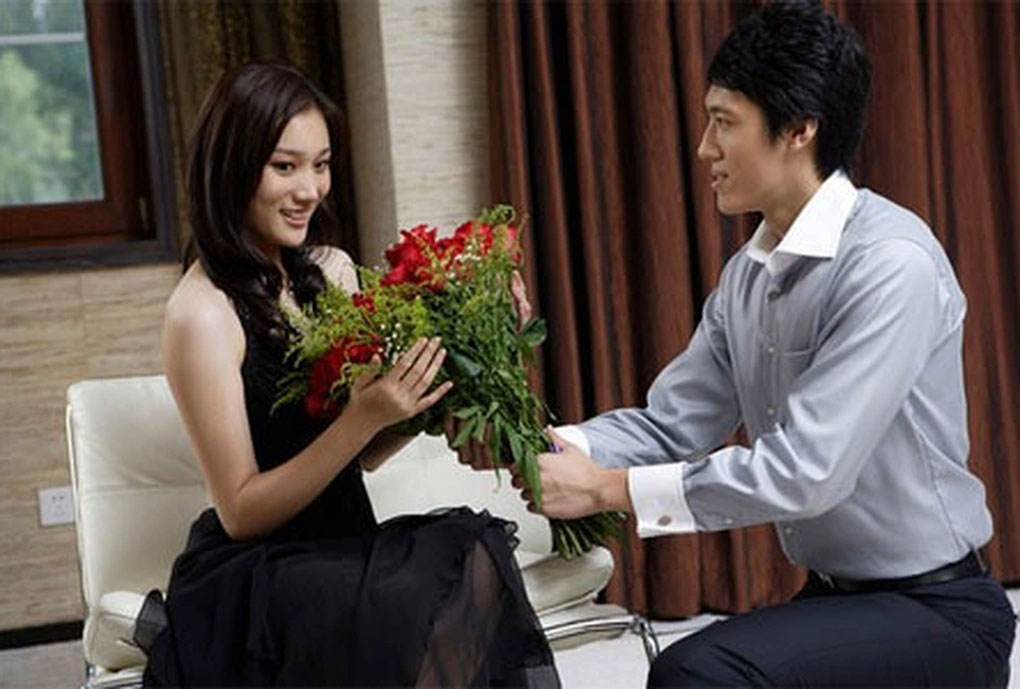 Mang hoa đến công ty làm lành với vợ, tôi sốc khi nghe lén được điều này-1