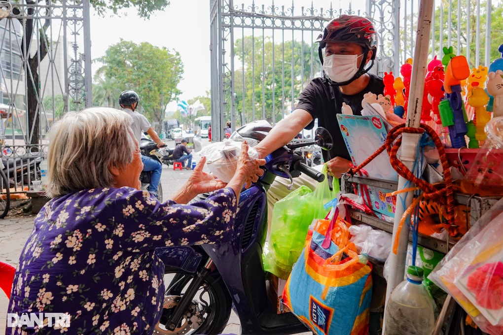 Cụ bà U80 treo biển bán nhà, quyết nhịn ăn nuôi đàn mèo hoang-4