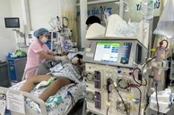 TPHCM: Bé gái nằm viện 3 tháng, lọc máu 10 đợt vì biến chứng sốt xuất huyết