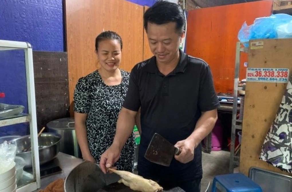 15 năm mắc ung thư: Ông bố Hà Nội bán vịt nướng, nuôi 2 con đỗ đại học-3