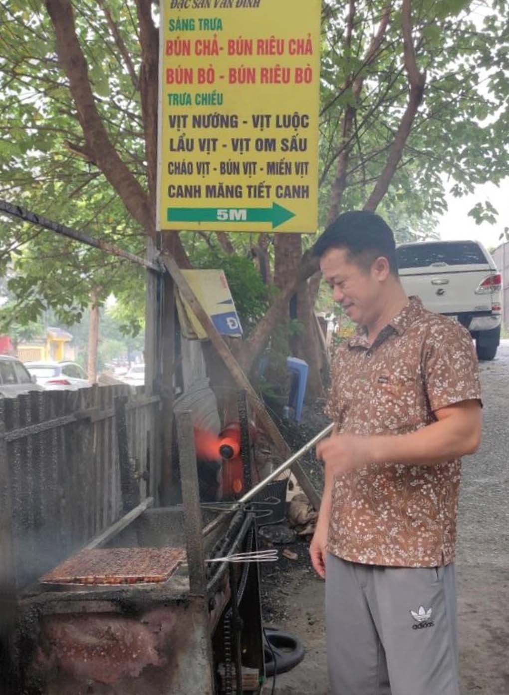 15 năm mắc ung thư: Ông bố Hà Nội bán vịt nướng, nuôi 2 con đỗ đại học-2