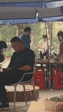 Team qua đường bắt gặp vợ chồng Đoàn Văn Hậu đi ăn sáng với mẹ vợ, chàng cầu thủ ở rể?-1