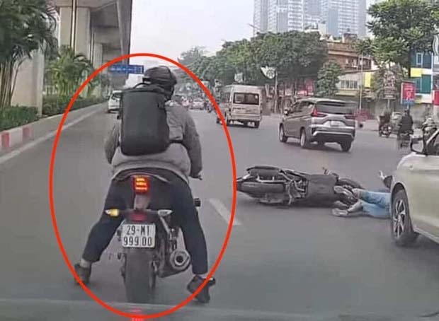 CSGT Hà Nội truy tìm nam thanh niên đi xe máy gây tai nạn với phụ nữ rồi bỏ chạy-1