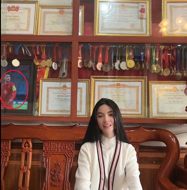 Chu Thanh Huyền quay video ở nhà Quang Hải, selfie cùng bố mẹ bạn trai: Chỉ còn thiếu một danh phận nàng dâu-1