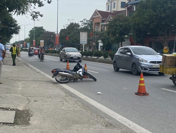 Một cảnh sát giao thông bị nam thanh niên lao xe máy vào người khi kiểm tra nồng độ cồn-1