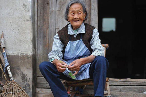 4 người con từ chối chăm mẹ 89 tuổi, nhận ra bài học từ câu nói của một đứa cháu-1