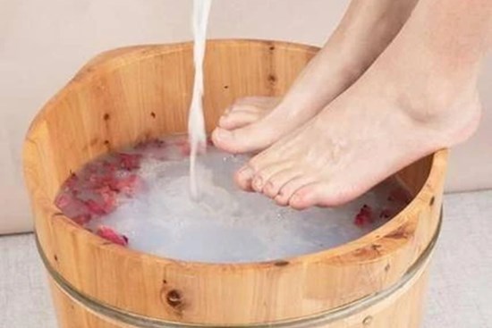 Mùa đông, ngâm chân nước ấm cực tốt nhưng lại cực hại nếu phạm phải sai lầm này