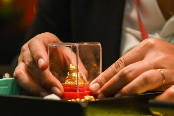 Giá vàng hôm nay 12/12/2023 lao dốc không phanh, vàng SJC bốc hơi 150 nghìn-1