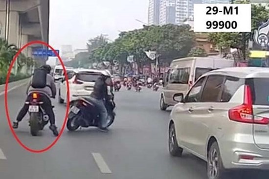 Nam thanh niên đi xe máy gây tai nạn với phụ nữ rồi bỏ chạy sẽ bị xử lý thế nào?