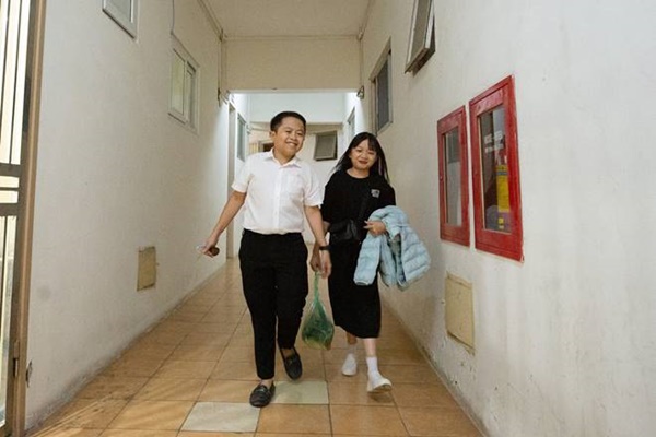 Cuộc sống của cặp vợ chồng mắc kẹt trong hình hài đứa trẻ-3