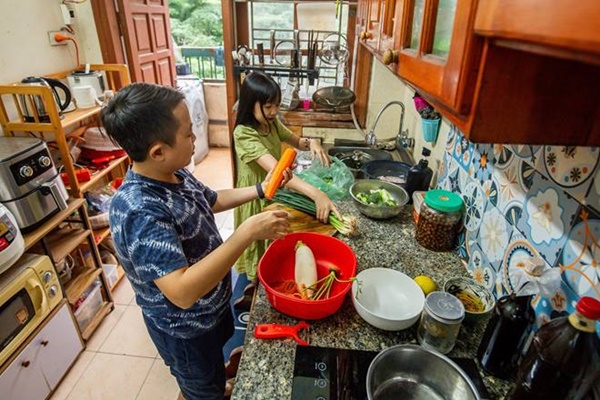 Cuộc sống của cặp vợ chồng mắc kẹt trong hình hài đứa trẻ-5