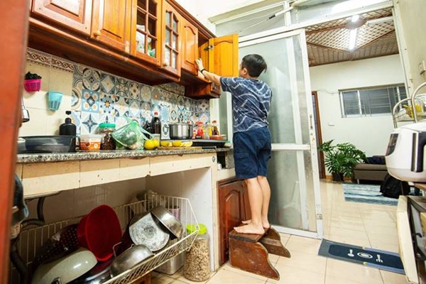 Cuộc sống của cặp vợ chồng mắc kẹt trong hình hài đứa trẻ-6