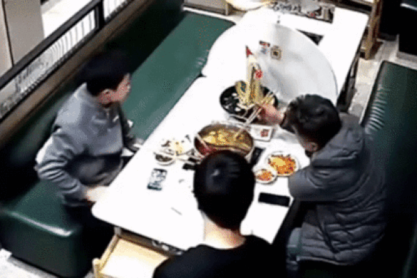 Clip: Đang ngồi ăn, người đàn ông bất ngờ bị chuột rơi trúng đầu
