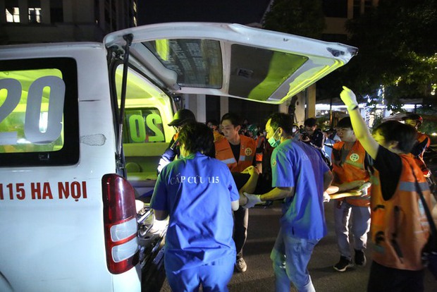 Những đội cứu hộ thầm lặng lách qua khe cửa tử thần mang mạng sống trở lại giữa đêm đen-8